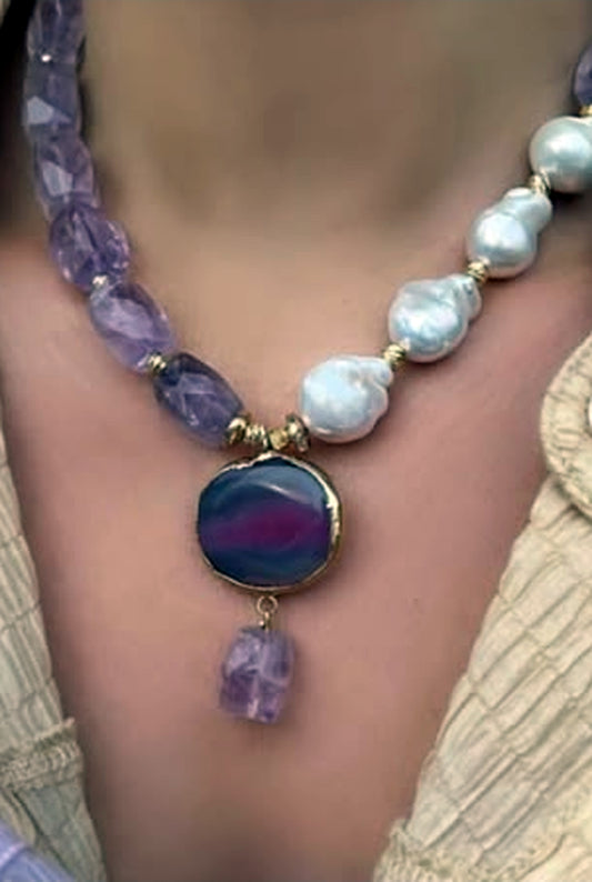 Statement necklace of rough-faceted amethyst and baroque pearls with a gold-set banded agate pendant